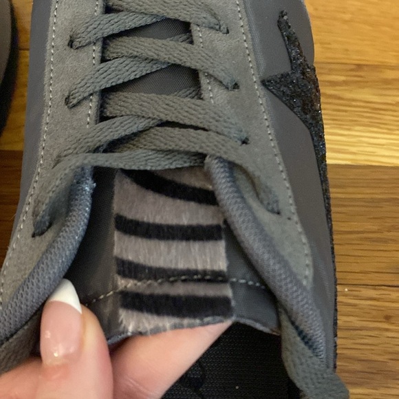 Very G Women’s Gray Sneakers Size 9 - Picture 8 of 8